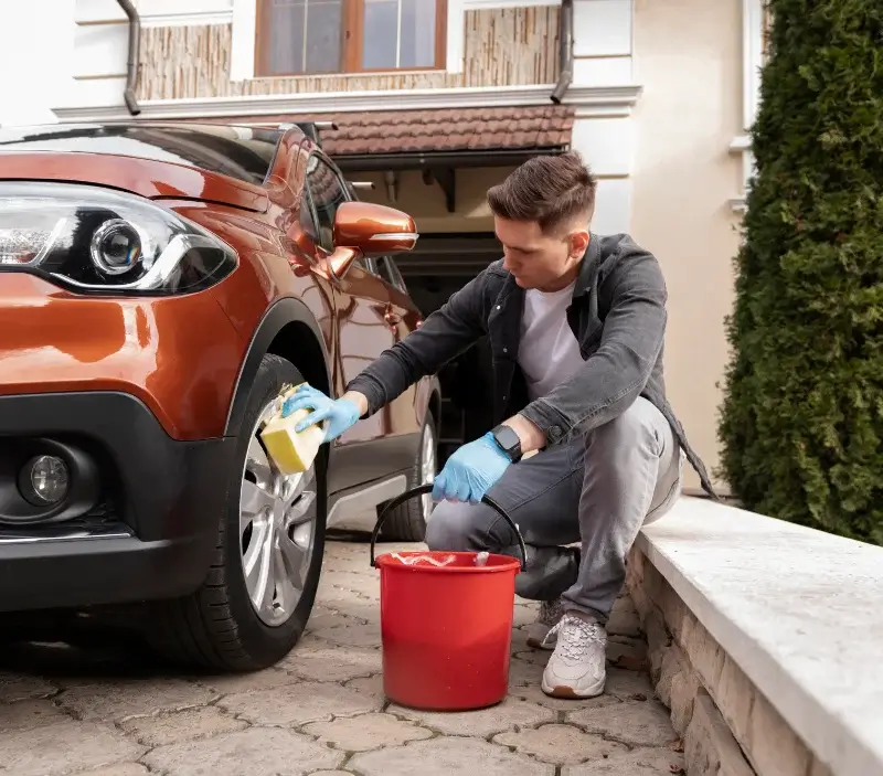 Lavage auto à domicile Plouguin : professionnel intervenant sur un véhicule